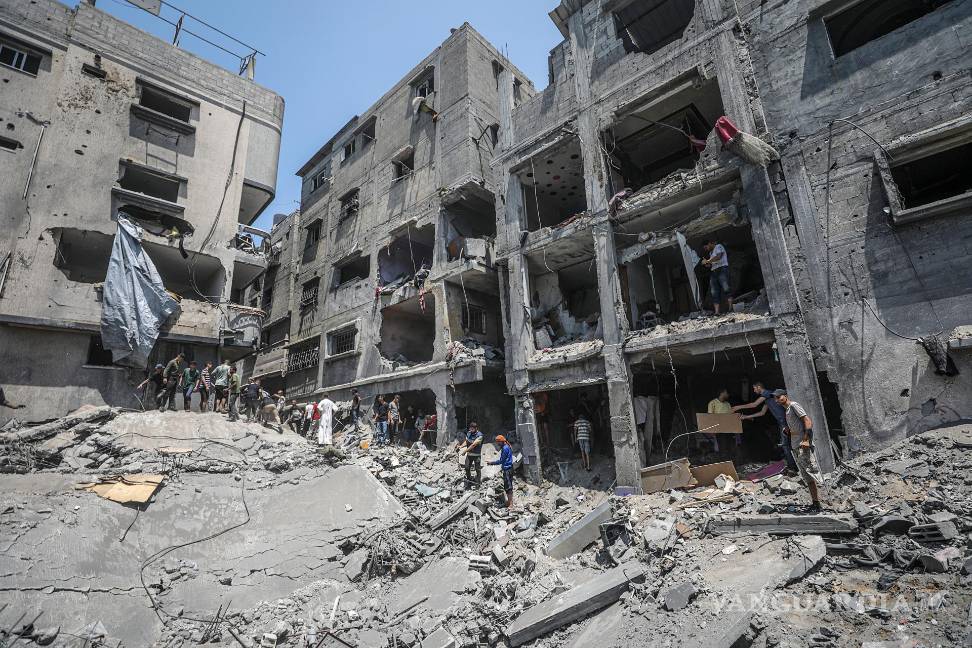 $!Palestinos buscan cadáveres y supervivientes entre los escombros de una casa destruida tras un ataque aéreo israelí en el barrio de Al Sabra en la ciudad de Gaza.