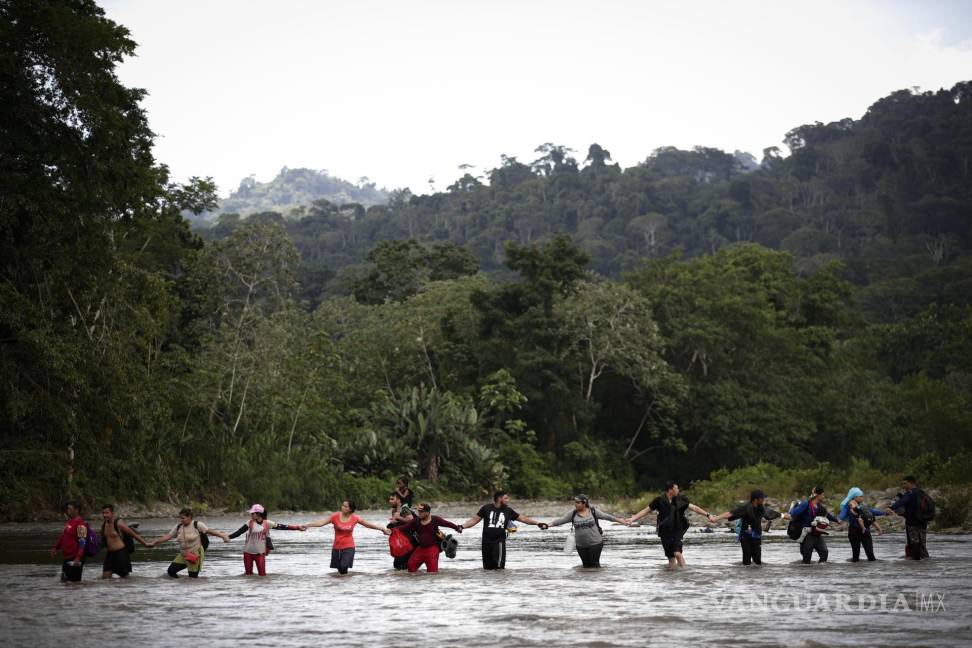 $!Migrantes cruzanndo el río Turquesa, el 14 de septiembre de 2023 en Darién, Panamá.