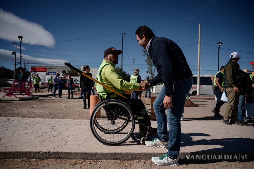 $!Las cuadrillas del programa “Aquí Andamos” realizan labores de reforestación y embellecimiento en la plaza pública ubicada entre las calles Júpiter y Álamo.