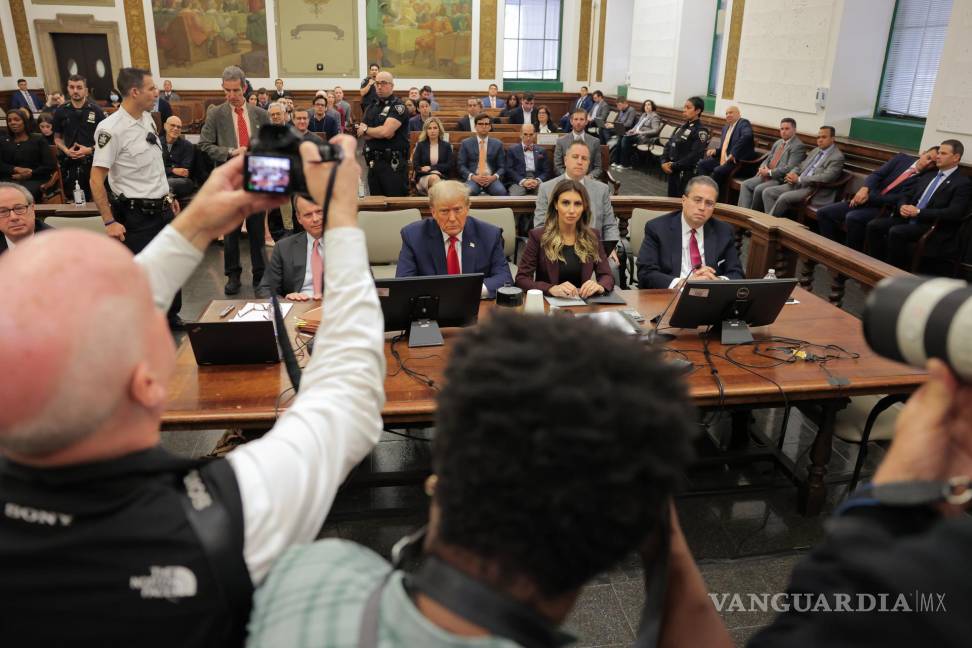 $!El expresidente estadounidense Donald Trump (c) con sus abogados sentados en la sala del tribunal en la tercera semana de su juicio por fraude civil en Nueva York.