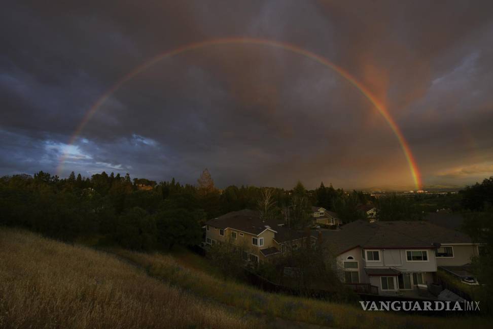 $!Aparece un arcoíris al atardecer cuando se acercan nubes de tormenta en Martinez, California, el lunes 28 de marzo de 2022.