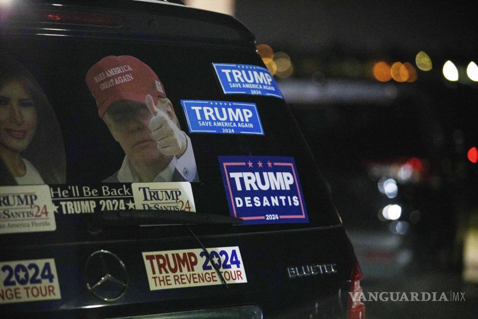 $!Calcomanías del expresidente Donald Trump en un vehículo estacionado en South Ocean Boulevard, cerca de la propiedad Mar-a-Lago de Trump en Palm Beach.