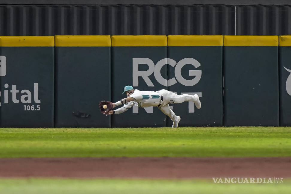 $!Saraperos de Saltillo venció 12-11 a Rieleros de Aguascalientes en un juego de volteretas que se extendió a entradas extra en el Estadio Francisco I. Madero.