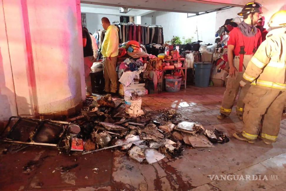 $!El personal de Protección Civil supervisa el lugar tras el apagado del fuego.