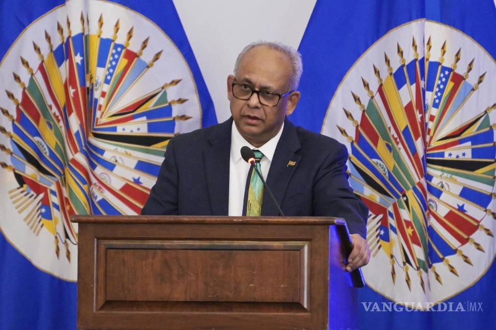 $!El nuevo secretario general de la OEA, el surinamés Albert Ramdin, durante su primer discurso ante la Asamblea General en Washington.