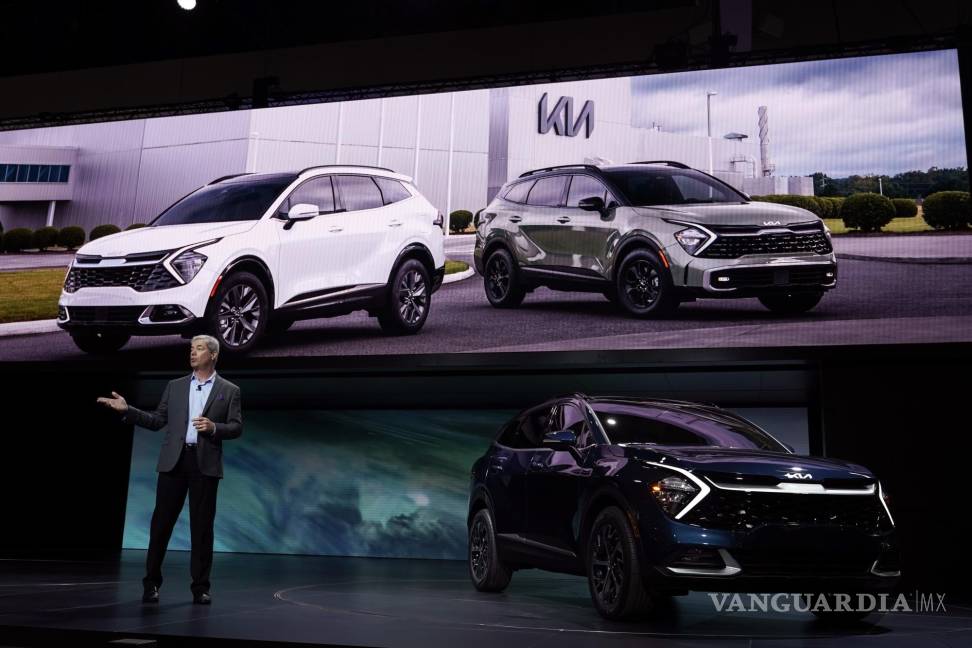 $!Russell Wager, vicepresidente de marketing de Kia America, presenta el Kia Sportage HEV en el salón del automóvil AutoMobility LA en Los Ángeles, California. AP/Marcio Jose Sanchez