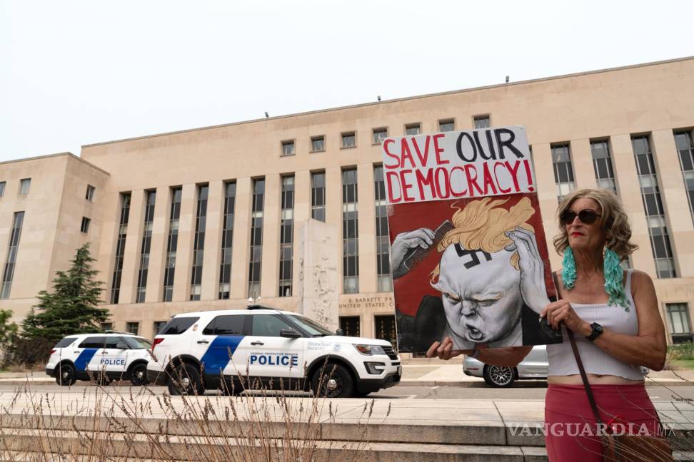 $!Nicky Sundt sostiene una pancarta frente al Tribunal Federal de Distrito en Washington.