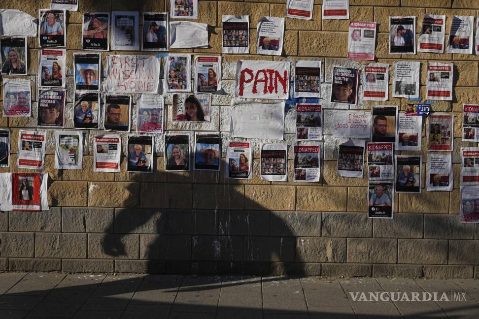 $!Fotos de israelíes desaparecidos y retenidos en Gaza, pegadas en un muro en Tel Aviv, Israel, el 18 de octubre de 2023.