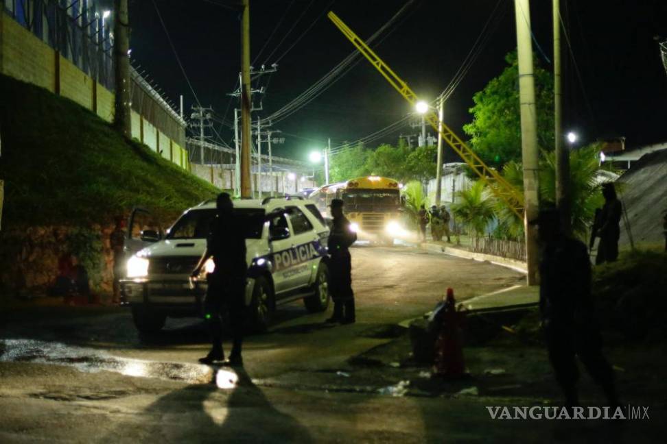 Así fue el traslado de 2 mil pandilleros al Centro de Confinamiento del Terrorismo en el Salvador