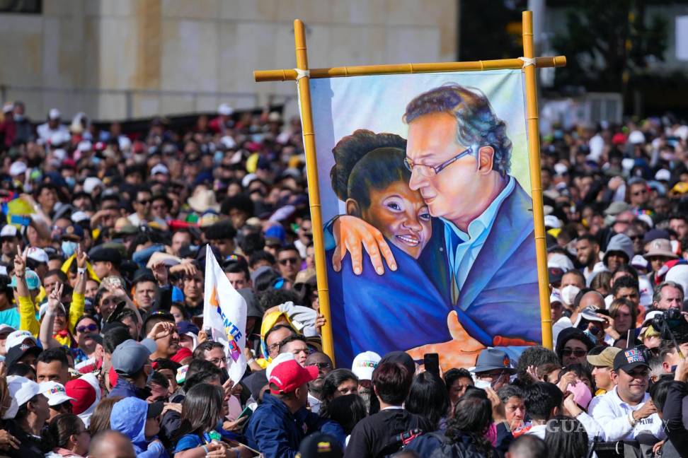 $!Partidarios del presidente de Colombia, Gustavo Petro, exhiben una pintura de él con la vicepresidenta Francia Márquez en la plaza de Bolívar en Bogotá, Colombia.