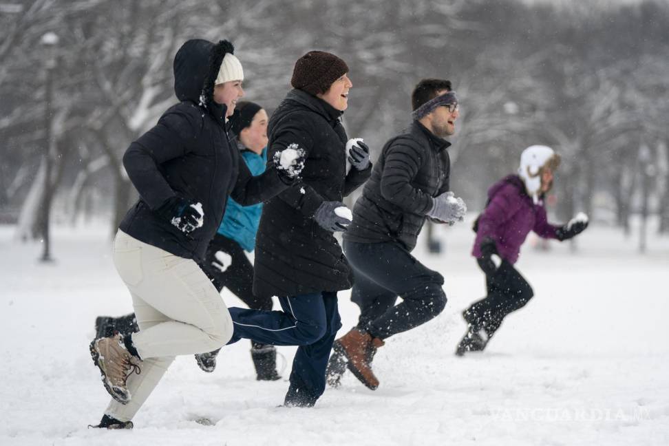 $!Jugadores de nieve participan en la “Batalla de Snowpenheimer” en el National Mall tras la primera nevada del año en Washington, DC.