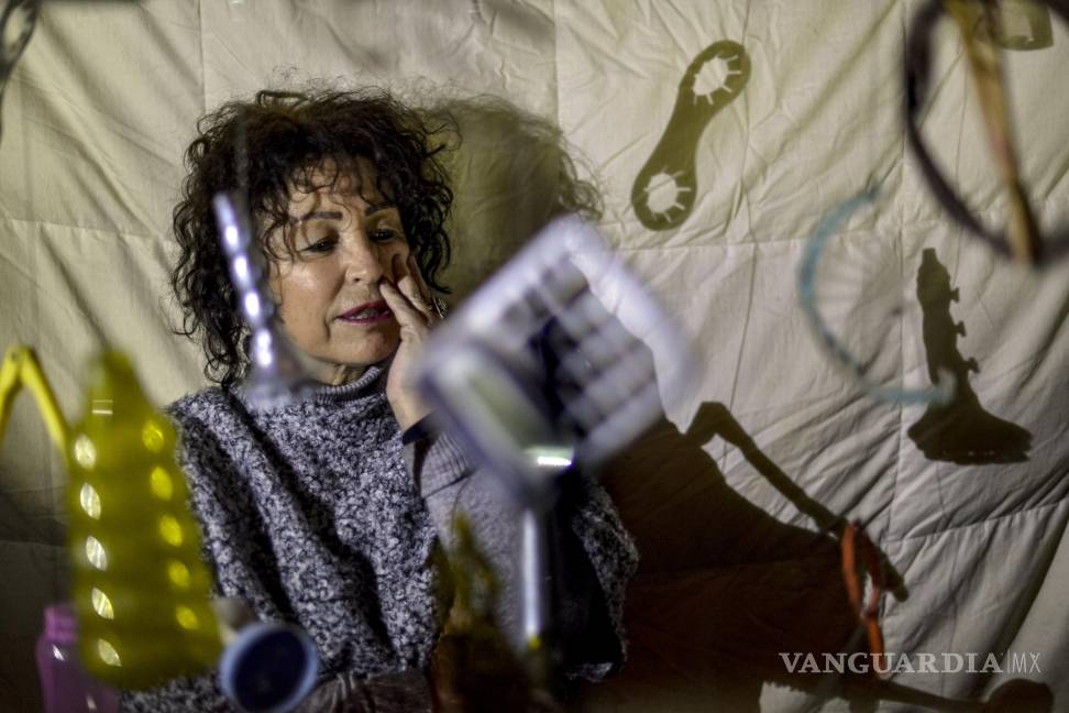 ¡Innova tradición! Enciende artista visual pino navideño con ‘objetos y desechos’ en Saltillo