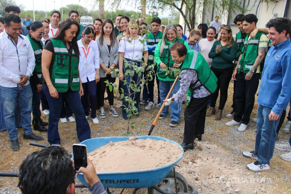 $!Cada árbol plantado en la jornada de reforestación simboliza el compromiso de la UAdeC con un futuro sostenible para sus estudiantes.