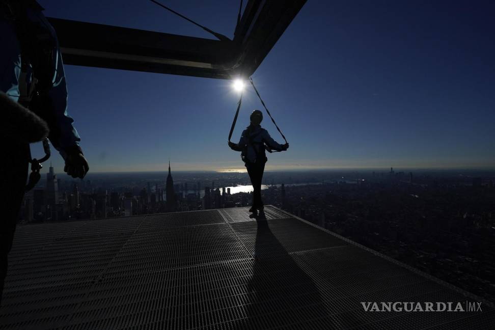 $!La guía Anissa Barbato disfruta de la vista de Nueva York desde una plataforma en la cima del rascacielos de 30 Hudson Yards en Nueva York. (AP Photo/Seth Wenig)AP/Seth Wenig