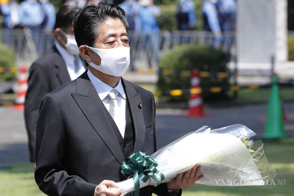 $!El emperador de Japón Naruhito y Shinzo Abe piden &quot;no repetir&quot; los estragos de la II GM