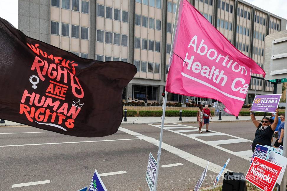 $!Los partidarios del Sí a la Enmienda 4 sobre el aborto en Florida se manifiestan frente al lugar de votación en el palacio de justicia en Clearwater, Florida.