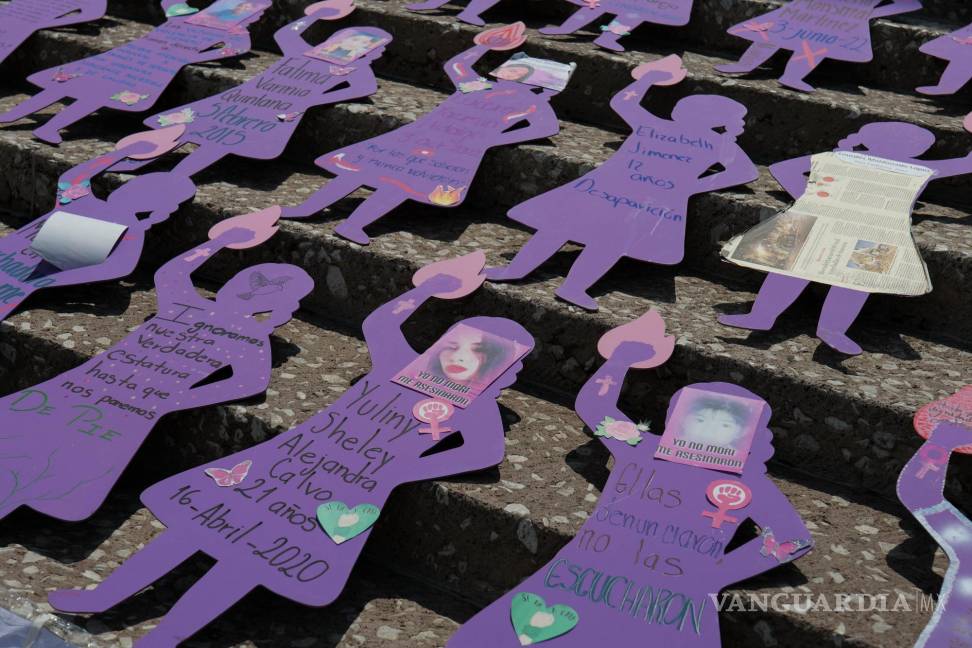 $!CIUDAD DE MÉXICO, 26JUNIO2024.- Varios carteles fueron puestos en las escaleras de la sede del Poder Judicial Federal de San Lázaro durante la manifestación convocada por madres de víctimas de feminicidio para que se les niegue el amparo a los feminicidas de sus hijas de y para pedir justicia. FOTO: ALICE MORITZ/CUARTOSCURO.COM FOTO: ALICE