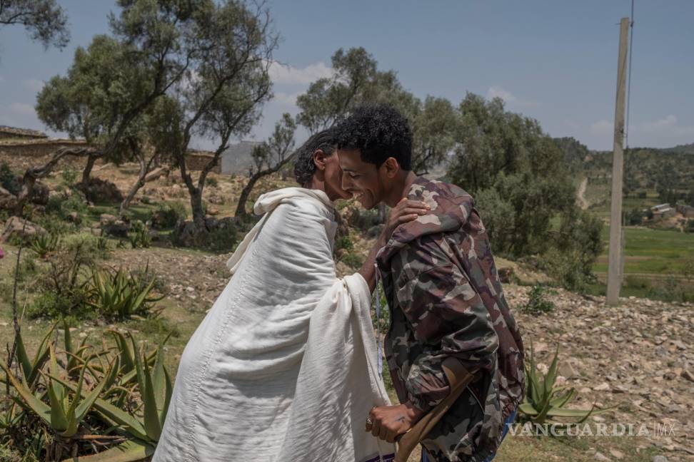 $!Imagen de Vincent Haiges que muestra a Kibrom Berhane (24) saludando a su madre por primera vez desde que se unió a las Fuerzas de Defensa de Tigray.