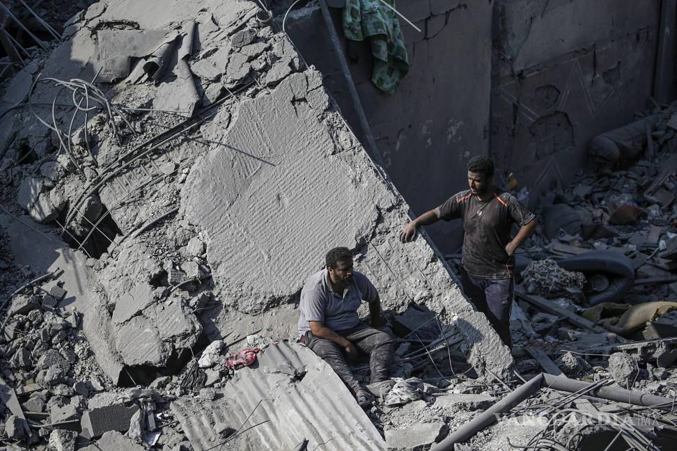 $!Palestinos se encuentran entre los escombros tras los ataques aéreos israelíes contra Al Falouja en la ciudad de Jabalia, al norte de Gaza.
