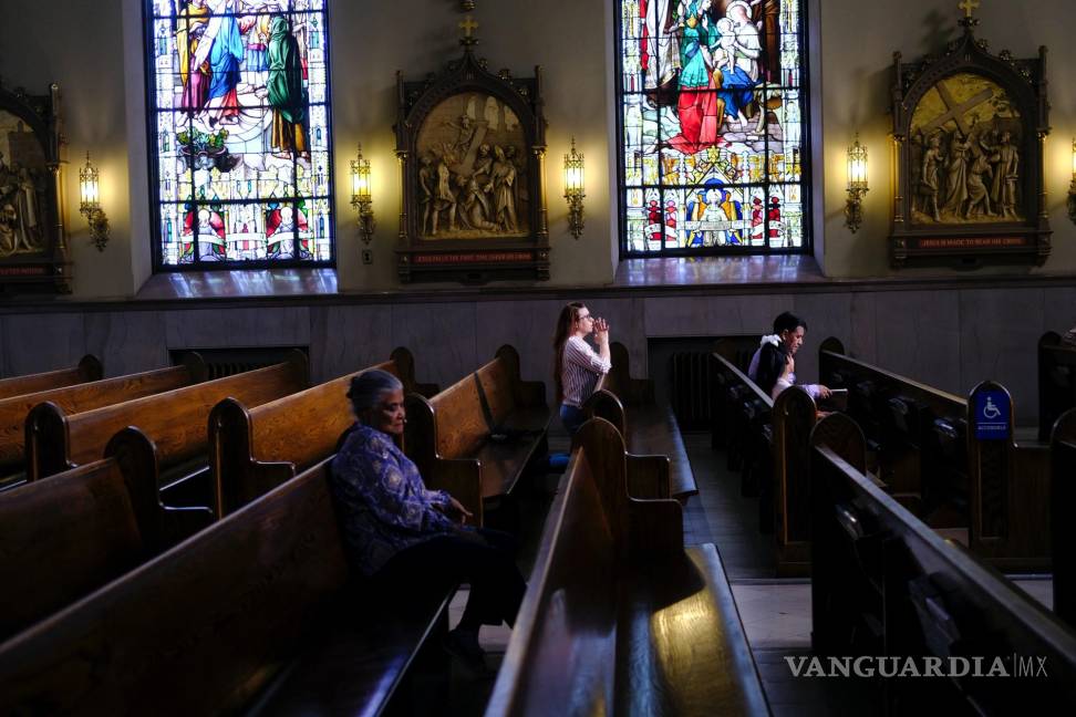 $!Una feligresa reza en la iglesia católica de San Pedro Apóstol en Reading, Pensilvania.