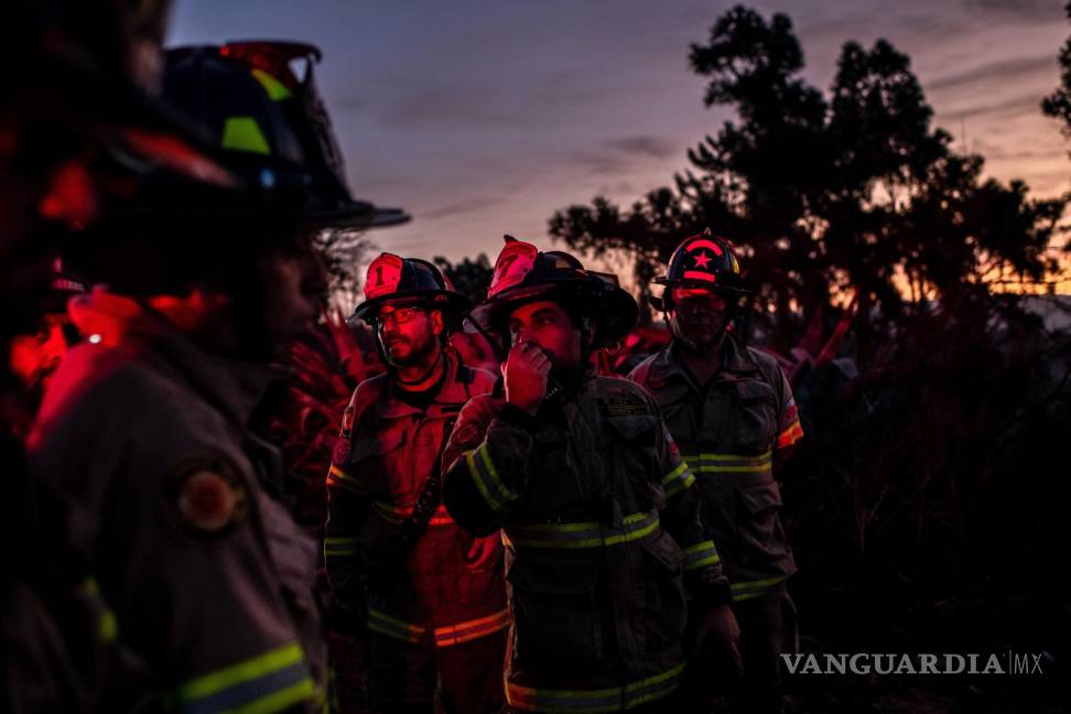 $!Los bomberos trabajan para apagar puntos calientes en el Jardín Botánico Nacional de Chile en Viña del Mar, Chile.