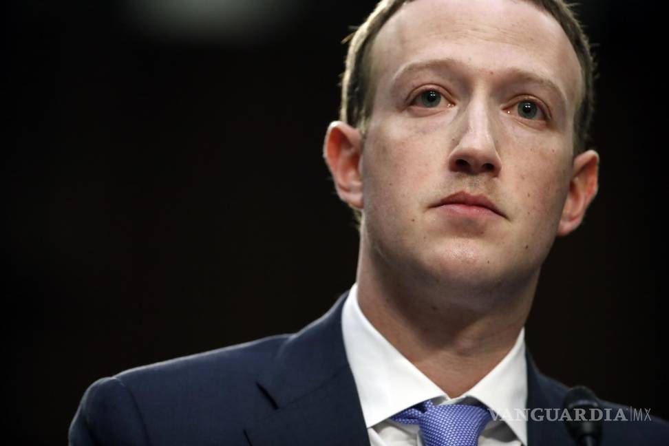 $!En esta fotografía de archivo del 10 de abril de 2018, el director ejecutivo de Facebook, Mark Zuckerberg, testifica ante una audiencia conjunta de los Comités de Comercio y Judicial en Capitol Hill en Washington. AP/Alex Brandon