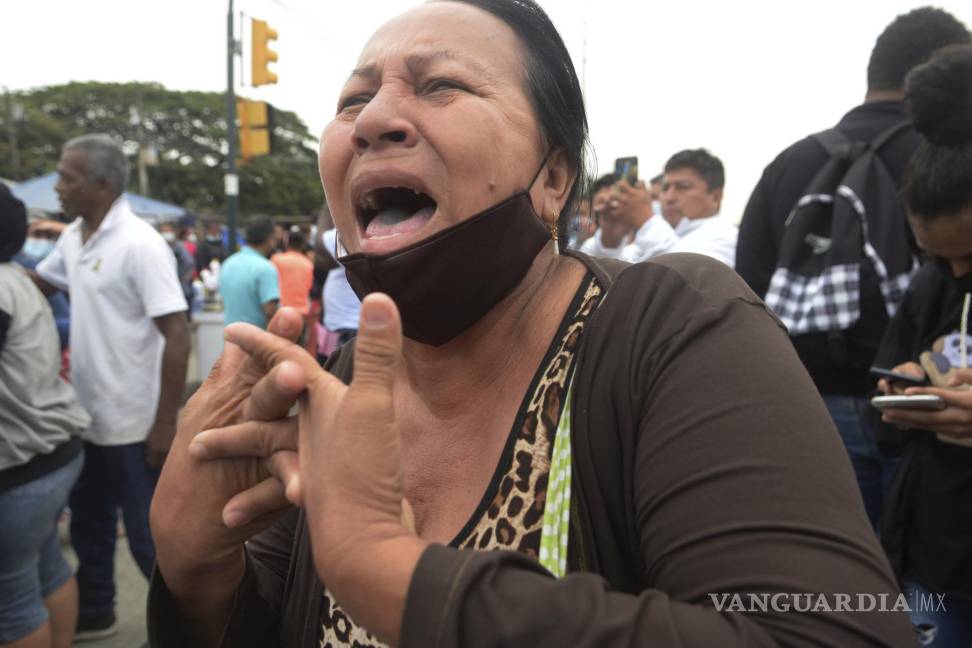 $!Una familiar de un recluso en la Penitenciaría del Litoral exige información después de que estallaron nuevos disturbios mortales dentro de esa cárcel en Guayaquil, Ecuador, el sábado 13 de noviembre de 2021.