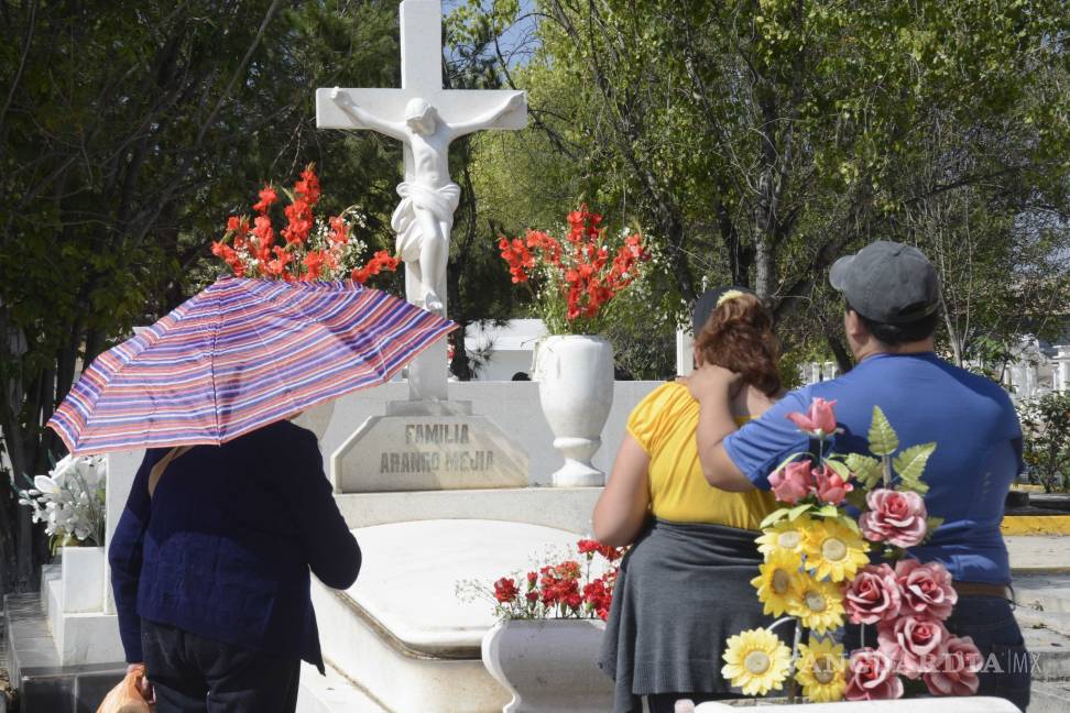 $!En el Día de Muertos, ellos no olvidan ni dejan solos a sus seres queridos [FOTOS]