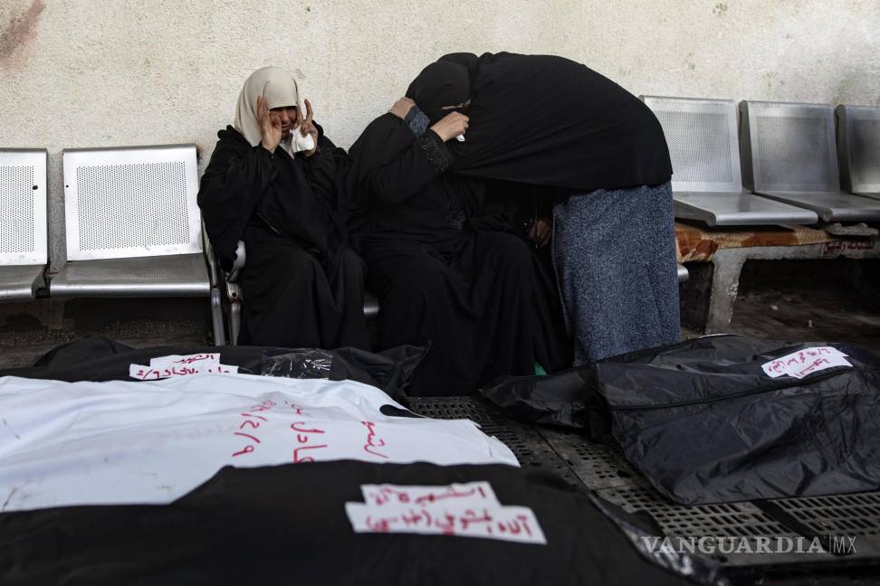 $!Una familia palestina llora por dos de sus seres queridos fallecidos en uno de los bombardeos israelíes en Rafah.
