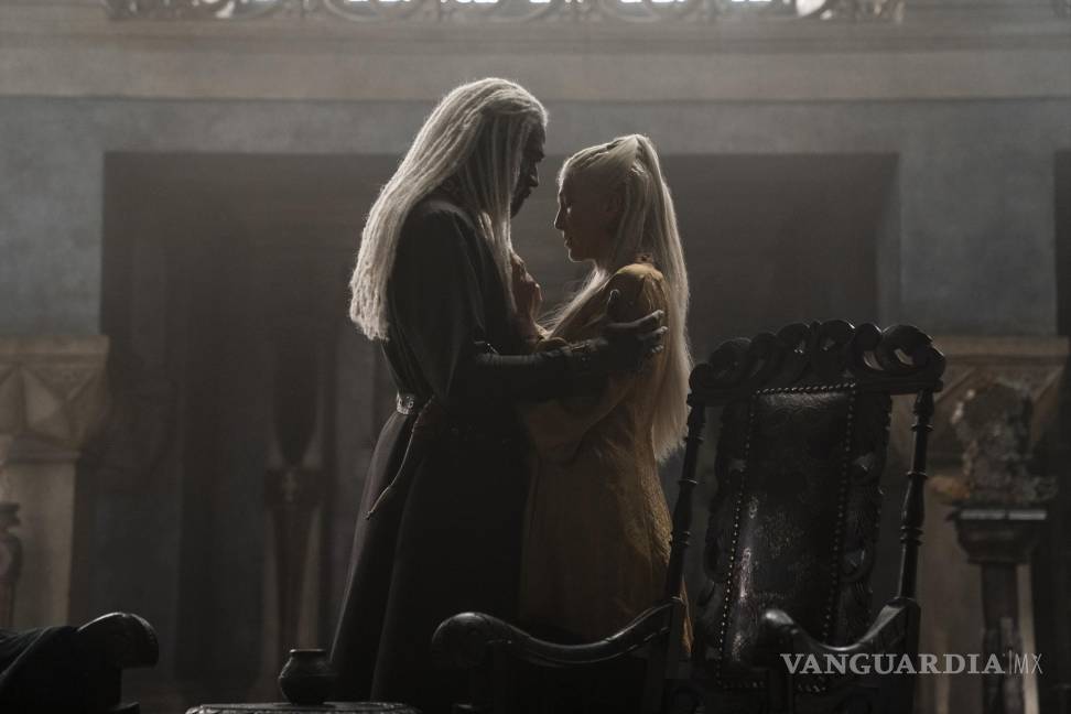 $!Steve Toussaint como Lord Corlys Velaryon, y Eve Best como la princesa Rhaenys Targaryen.