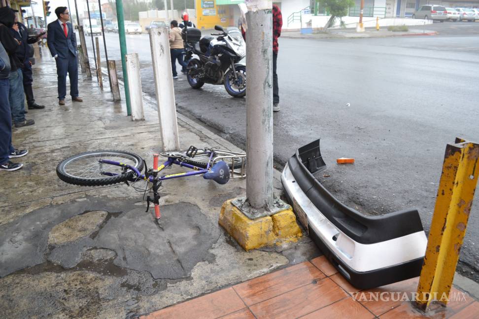 Manda a volar a ciclista