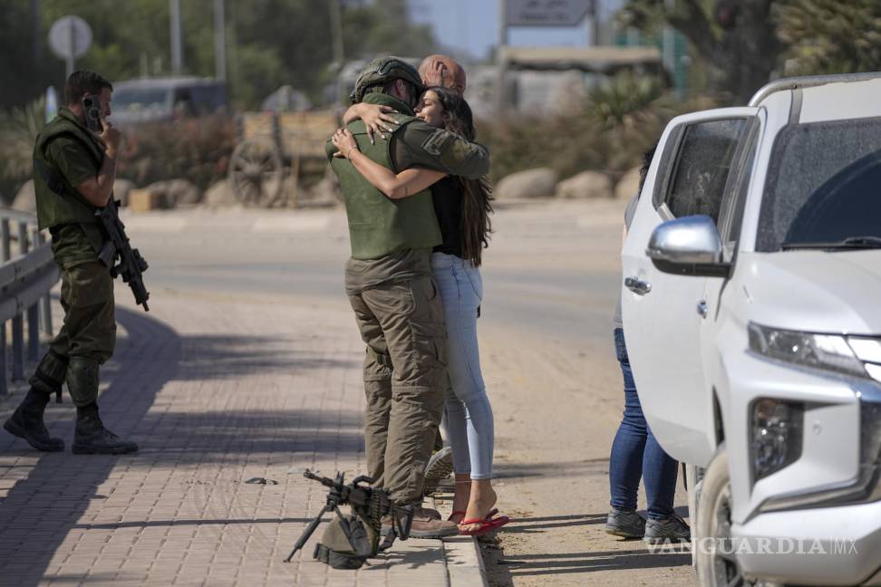 $!Un soldado israelí abraza a su pareja cerca de la frontera con la Ciudad de Gaza, en el sur de Israel, el 20 de octubre de 2023.