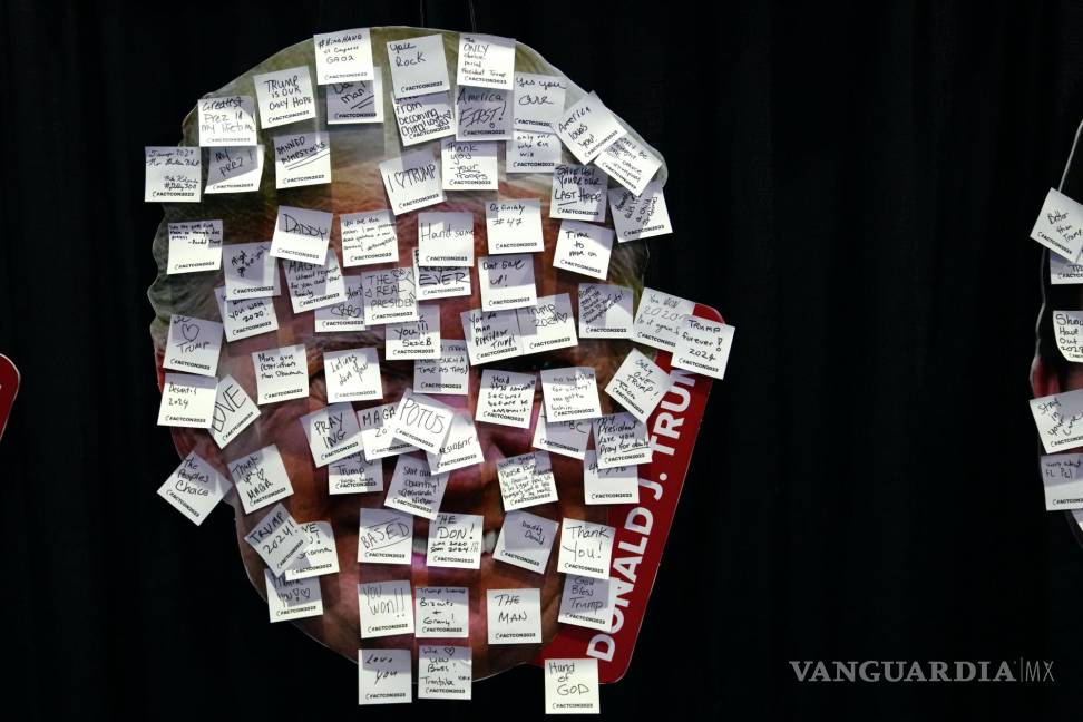 $!Una imagen del expresidente Donald Trump cubierta con mensajes escritos en notas adhesivas se muestra en una exhibición titulada “Di lo que quieras”.