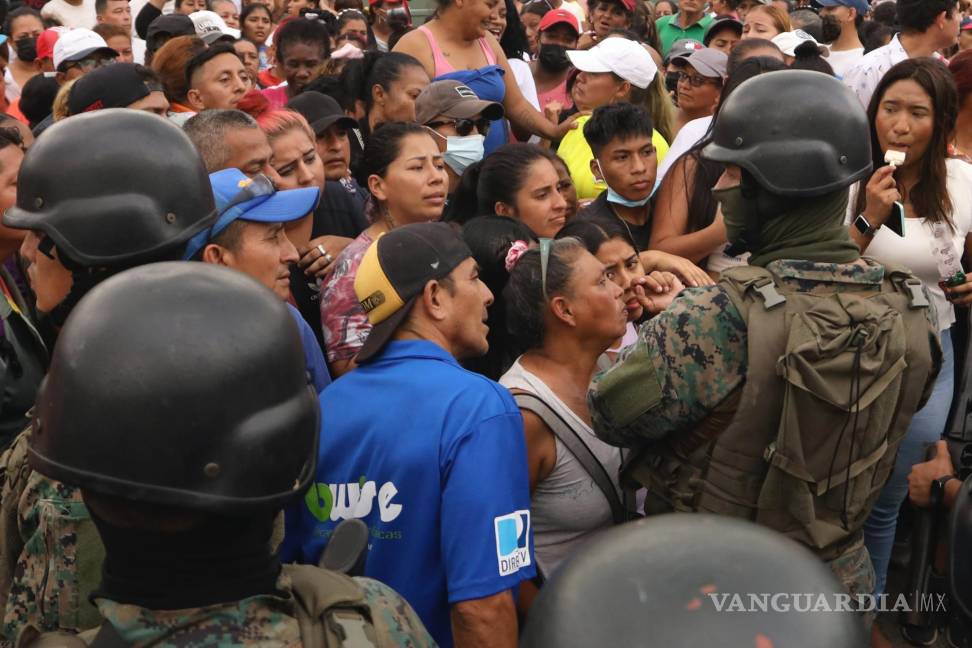 $!Amigos y familiares de presos esperan noticias de sus seres queridos tras los enfrentamientos en la Penitenciaría del Litoral de Guayaquil, Ecuado.