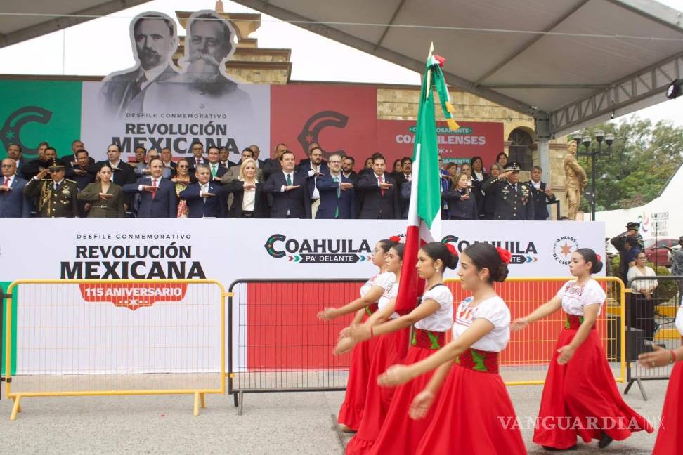$!El paso de los contingentes vistió de fiesta cívica al Pueblo Mágico.