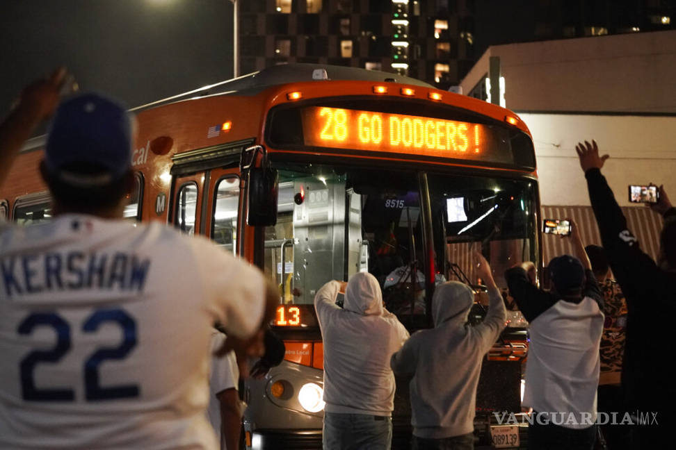 $!Se olvidan de la sana distancia y salen a festejar el título de Dodgers (fotos)
