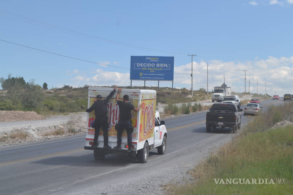 $!Persiguen y detienen camión ‘pirata’ con varios paquetes de mariguana en carretera Saltillo-Zacatecas