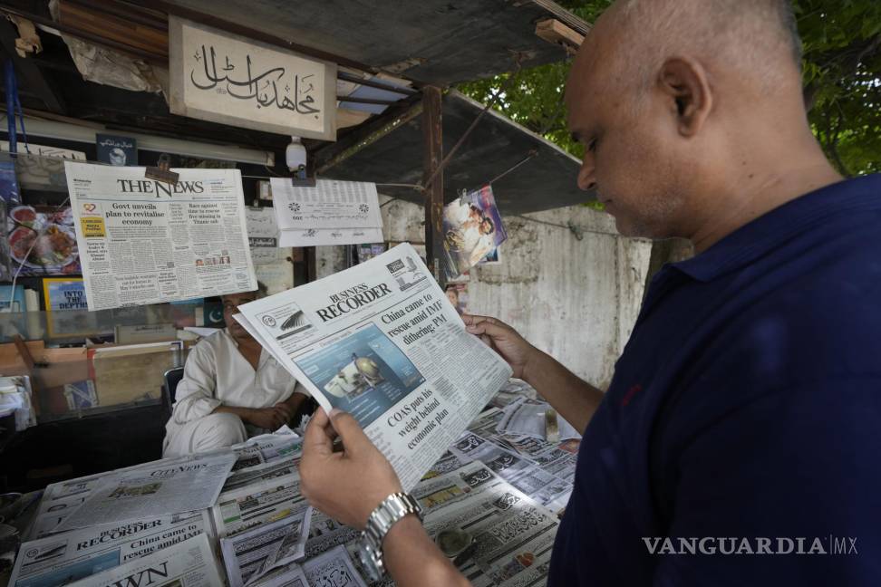 $!Un hombre lee un periódico que informa sobre la desaparición del sumergible Titan y a bordo de cinco personas, incluidos Shahzada Dawood y su hijo Suleman.