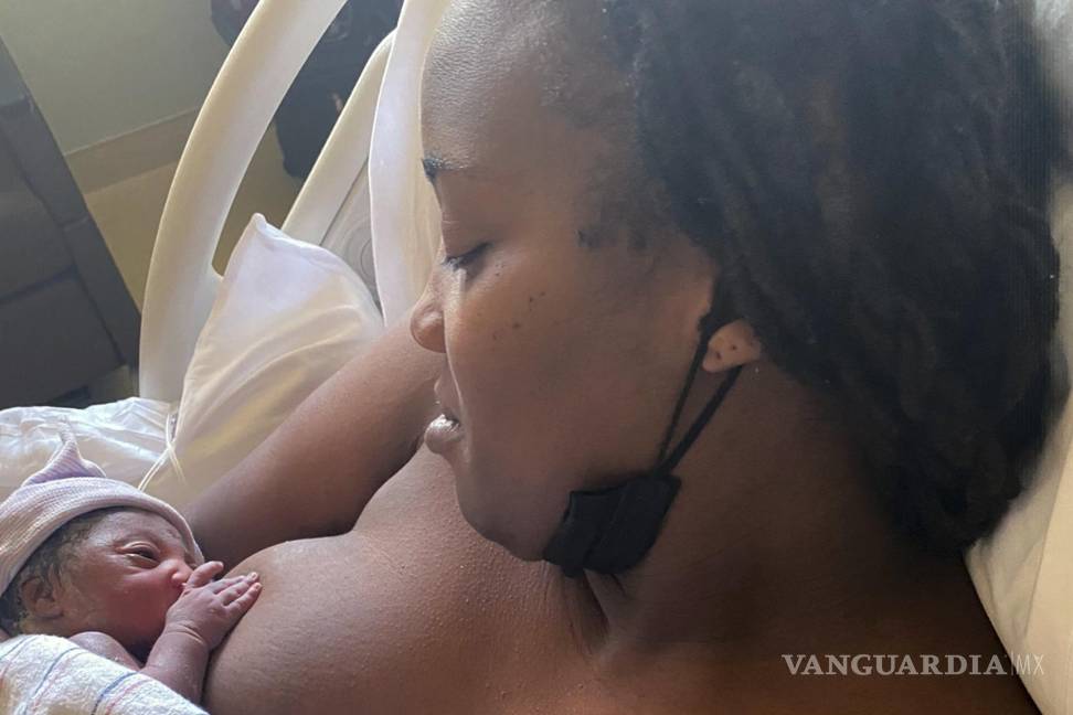 $!Una mujer amamantando a su hija recién nacida, Zuri, en Filadelfia. Cuando Covin, quien fue diagnosticada con VIH hace una década, quedó embarazada de su hija.