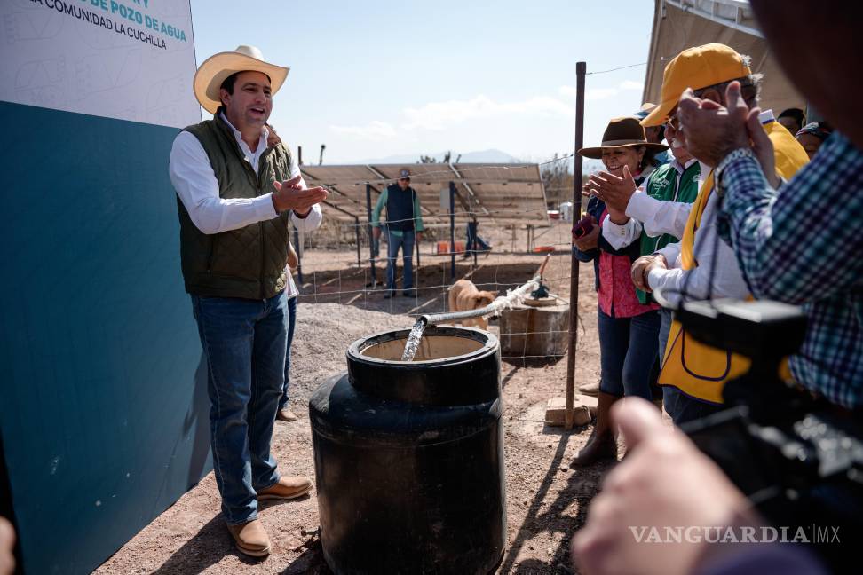 $!El alcalde Javier Díaz González entrega la rehabilitación del pozo de agua en La Cuchilla, beneficiando a los habitantes con un suministro sustentable.