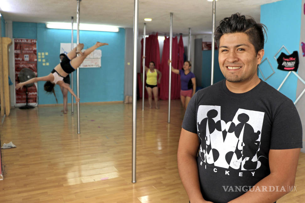 $!Pole dance urbano: Arte corporal sobre una barra