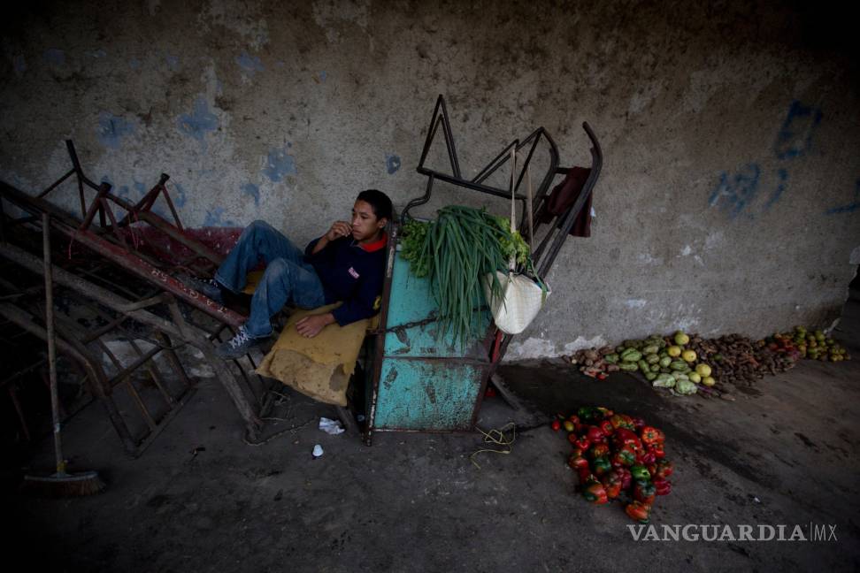 $!Ante la crisis, venezolanos buscan comida en basurales