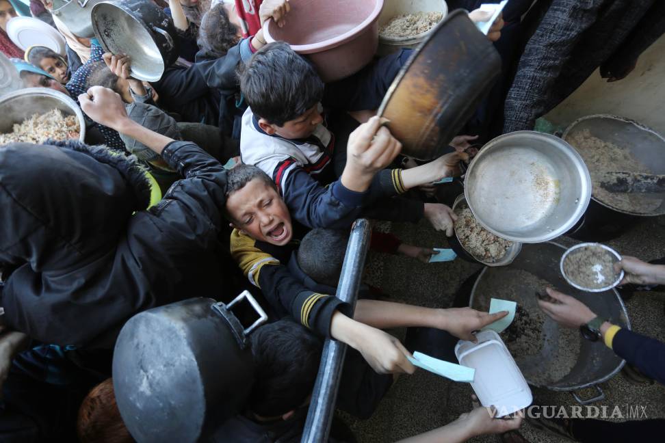 $!Niños desesperados luchan por su cuenco de comida, verdaderos pelotones del hambre en Gaza.