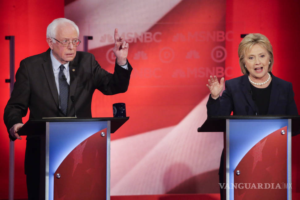$!Clinton y Sanders se enzarzan en disputa por fecha para debate en Nueva York