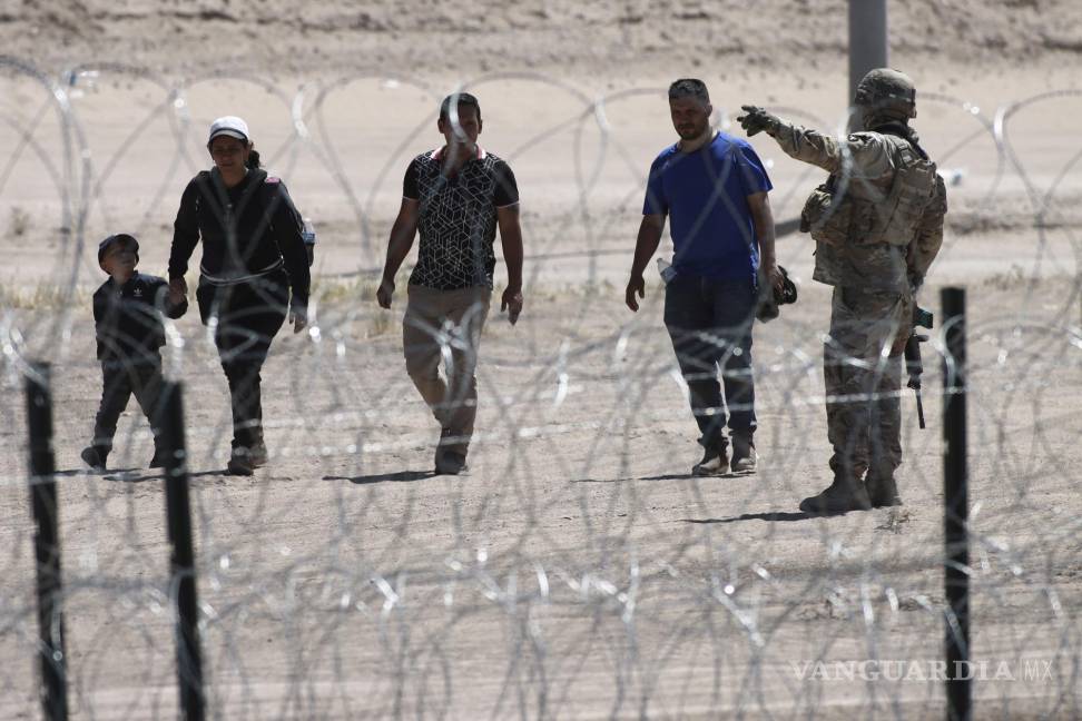 $!Migrantes esperan a las autoridades estadounidenses en la frontera entre EU y México, visto desde Ciudad Juárez, México, el miércoles 10 de mayo de 2023.