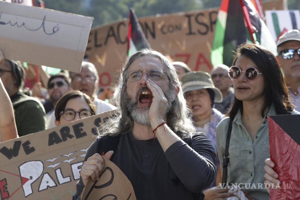 $!Un hombre grita durante la marcha contra la última guerra entre Israel y Hamás y en apoyo a los palestinos en Gaza, en Ciudad de México.