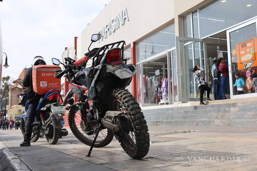 $!Los repartidores invaden con sus motocicletas la banqueta; nadie los retira.