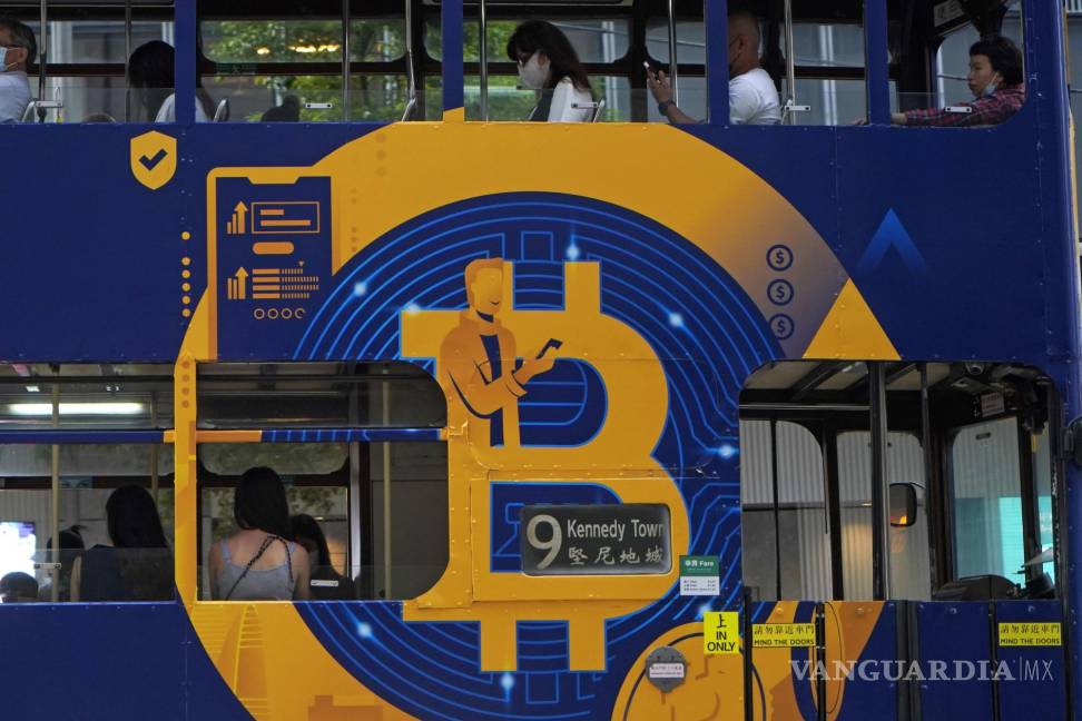 $!Vista de una publicidad del bitcoin en Hong Kong. La criptomoneda atraerá ahora a nuevos jugadores al ofrecer una mayor certeza.