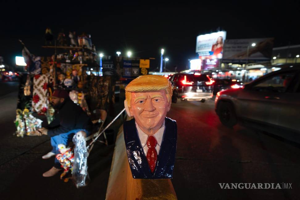 $!Un busto del presidente electo Donald Trump se vende entre filas de autos que esperan cruzar la frontera hacia Estados Unidos en Tijuana, México.