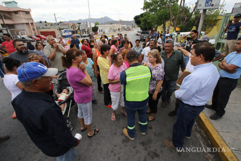 $!Vecinos cierran el periférico LEA de Saltillo por falta de agua... exigen a Agsal resultados inmediatos
